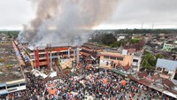 Warga menyaksikan pusat pertokoan Pasar Atas yang terbakar, di Bukittinggi, Sumatera Barat, Senin (30/10). Asap terlihat membubung dari atas pasar (Foto: ANTARA FOTO/Fauzi Ahmad)