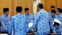 Anies dan Sandi mendengarkan laporan dari jajarannya terkait masalah-masalah yang belum diselesaikan.