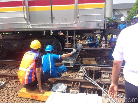  Gerbong KRL yang anjlok dievakuasi di dekat Stasiun Jatinegara, Senin (30/10/2017)