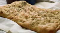 Focaccia merupakan jenis flat bread yang dibuat dengan panggangan oven. Biasanya diberi tambahan herba, tomat dan keju. 