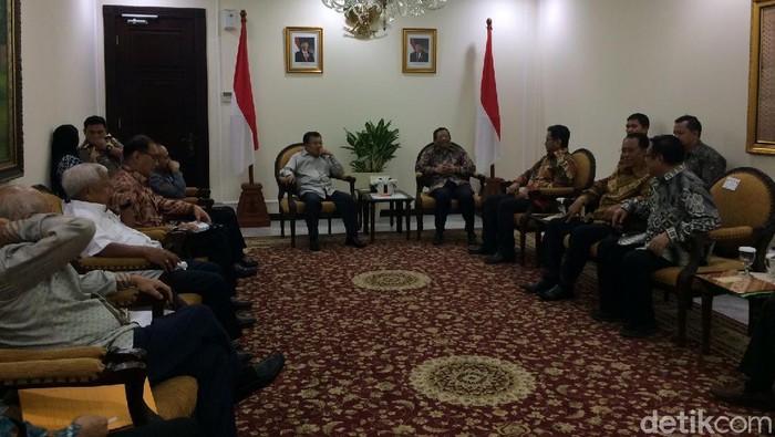 Mahfud MD Temui JK di Kantor Wapres