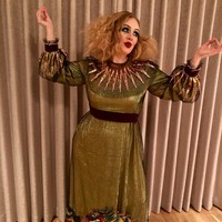 Adele tampil tak biasa dengan makeup super tebal. Pada hari itu, ia tampil ala boneka badut. Foto: Instagram