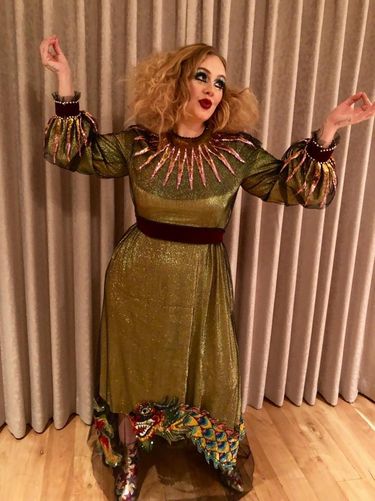 Kostum Halloween Adele yang mirip badut.