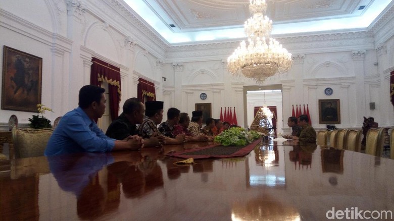 Jokowi Ditemui Asosiasi Petani Tembakau di Istana Jokowi Ditemui Asosiasi Petani Tembakau di Istana