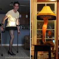 Josh Sundquist tampil menjadi ‘leg lamp’. Kostumnya pada Halloween 2012 ini terinspirasi dari film Christmas Story. Foto: Dok. Josh Squndquist