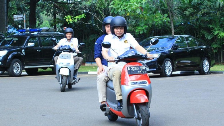 Pakai Helm Hitam Duet Jonan Arcandra Jajal Motor  Listrik 