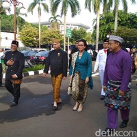 Kali ini Sri Mulyani mengenakan kebaya brokat warna hijau toska, yang dipadukan kain serta selendang batik motif Buketan di upacara Hari Oeang. Foto: Hendra Kusuma/detikFinance