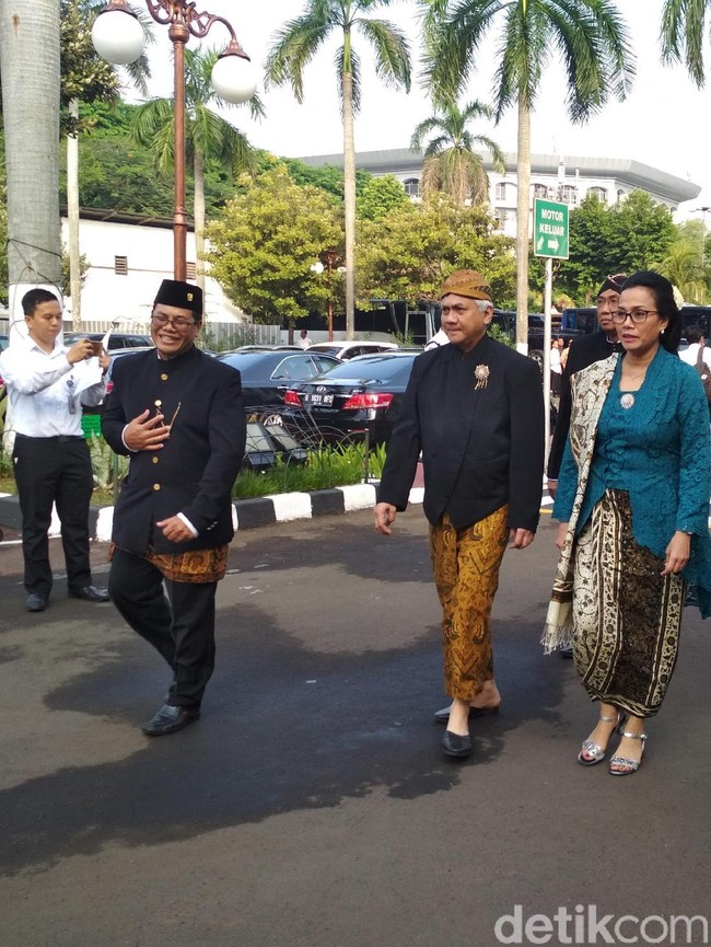 Kali ini Sri Mulyani mengenakan kebaya brokat warna hijau toska, yang dipadukan kain serta selendang batik motif Buketan di upacara Hari Oeang. Foto: Hendra Kusuma/detikFinance