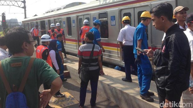  Gerbong KRL yang anjlok dievakuasi di Stasiun Jatinegara, Senin (30/10/2017)
