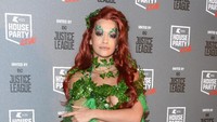 Dan Rita Ora memilih salah satu tokoh DC untuk kostumnya yakni Poison Ivy. Joe Maher/Getty Images/detikFoto.