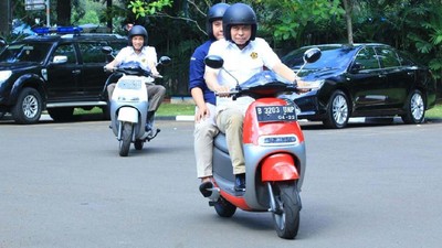 Ngeeng! Duet Jonan-Arcandra Ngetes Motor Listrik