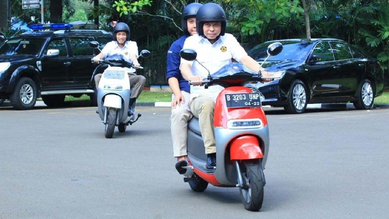 Jonan saat menjajal motor listrik Viar Q1 (Foto: dok. detikcom) Jonan saat menjajal motor listrik Viar Q1 (Foto: dok. detikcom)