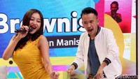 Keduanya tampak asik bergoyang bersama.