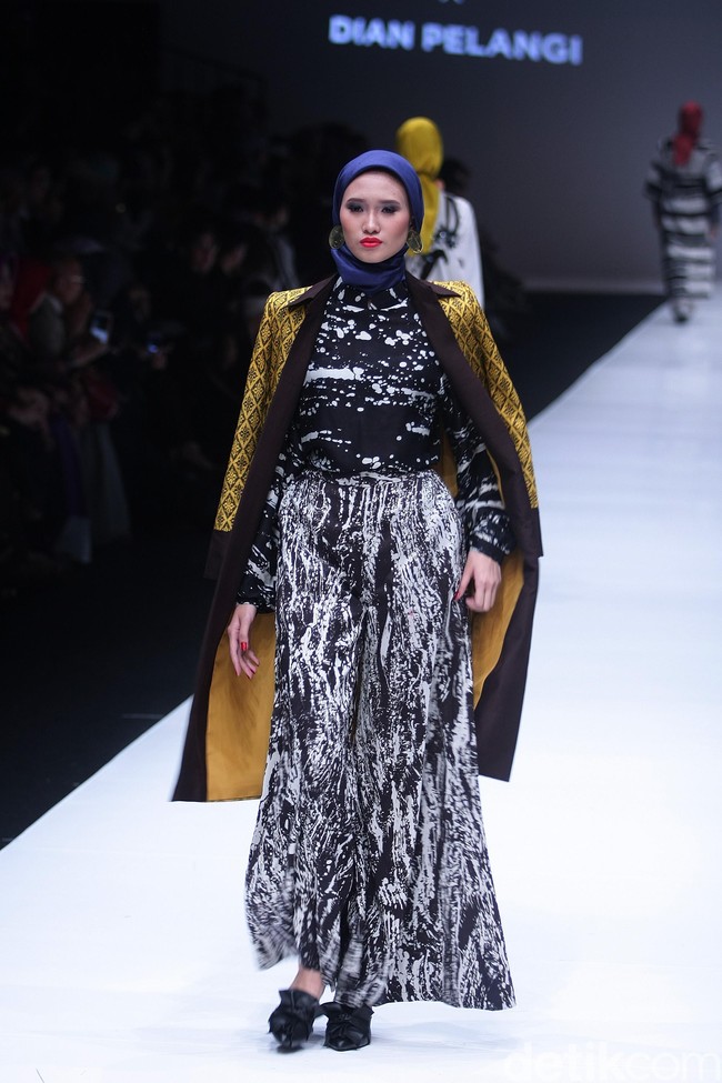 Koleksi terbaru desainer Dian Pelangi yang mengangkat tema bertajuk Arsiran di Jakarta Fashion Week 2018. Senayan City, Jakarta, Minggu (22/10/2017). Foto: Mohammad Abduh/Wolipop
