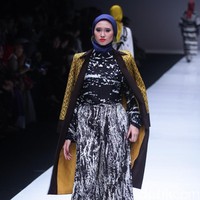 Koleksi terbaru desainer Dian Pelangi yang mengangkat tema bertajuk Arsiran di Jakarta Fashion Week 2018. Senayan City, Jakarta, Minggu (22/10/2017). Foto: Mohammad Abduh/Wolipop