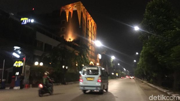 Suasana Hotel Alexis pada Senin (30/10/2017) malam pasca-Pemprov DKI menolak daftar ulang Tanda Daftar Usaha Pariwisata (TDUP) yang diajukan