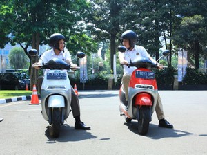 Pakai Helm Hitam, Duet Jonan Arcandra Jajal Motor Listrik