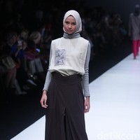 koleksi terbaru L.tru dan Mice Cartoon menampilkan koleksi busana cerah bersiluet simpel dan elegan. Yang mengangkat tema Dear Women di Jakarta Fashion Week 2018, Senayan City, Jakarta. Foto: Mohammad Abduh/Wolipop