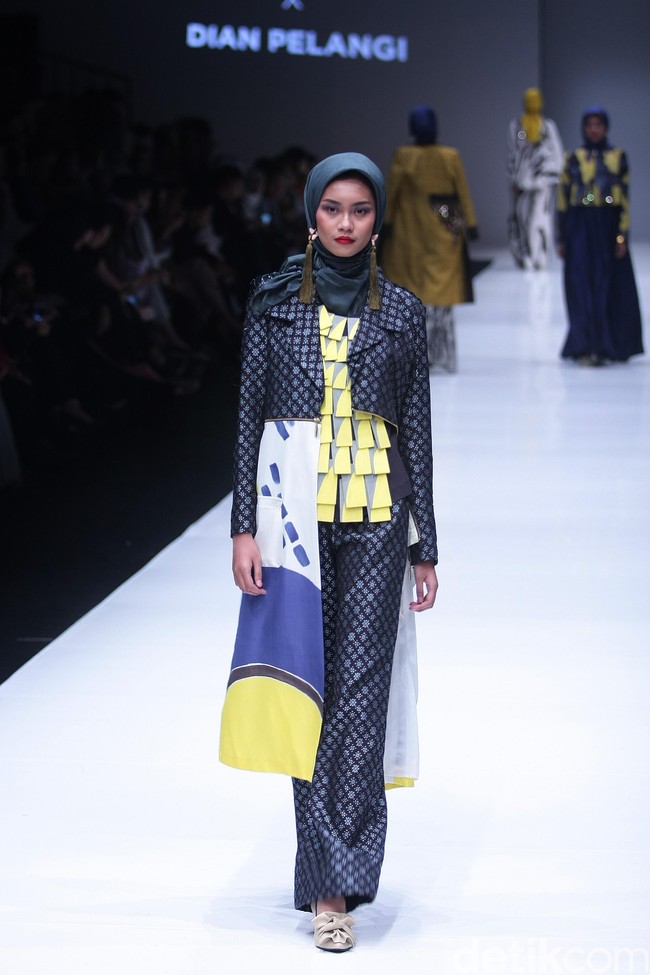 Koleksi terbaru desainer Dian Pelangi yang mengangkat tema bertajuk Arsiran di Jakarta Fashion Week 2018. Senayan City, Jakarta, Minggu (22/10/2017). Foto: Mohammad Abduh/Wolipop