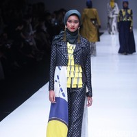 Koleksi terbaru desainer Dian Pelangi yang mengangkat tema bertajuk Arsiran di Jakarta Fashion Week 2018. Senayan City, Jakarta, Minggu (22/10/2017). Foto: Mohammad Abduh/Wolipop