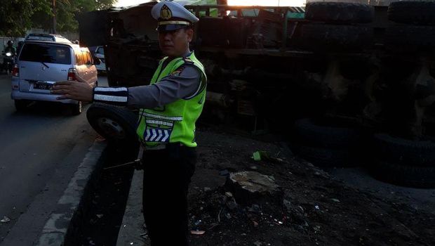Truk terguling di Jalan Raya Bekasi