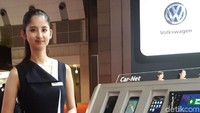 Model di sebuah perusahaan infotainment untuk mobil.