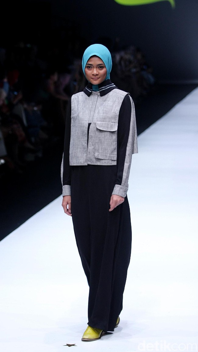 koleksi terbaru L.tru dan Mice Cartoon menampilkan koleksi busana cerah bersiluet simpel dan elegan. Yang mengangkat tema Dear Women di Jakarta Fashion Week 2018, Senayan City, Jakarta. Foto: Mohammad Abduh/Wolipop