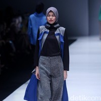 koleksi terbaru L.tru dan Mice Cartoon menampilkan koleksi busana cerah bersiluet simpel dan elegan. Yang mengangkat tema Dear Women di Jakarta Fashion Week 2018, Senayan City, Jakarta. Foto: Mohammad Abduh/Wolipop