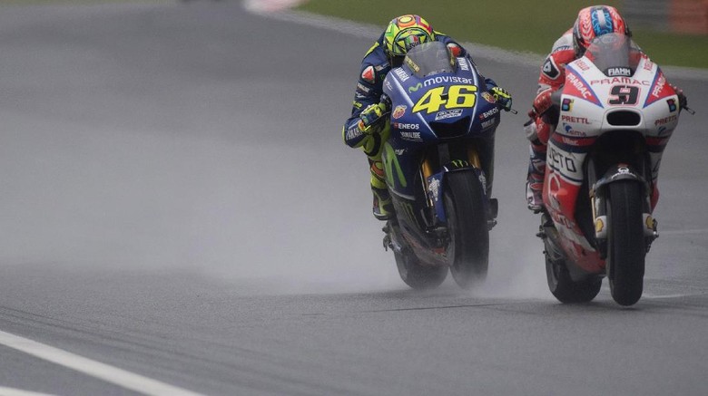 Rossi: Motorku Sangat Berbahaya di Trek Basah Rossi: Motorku Sangat Berbahaya di Trek Basah