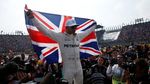 Foto: Hamilton Jadi Juara Dunia Usai Raih Finis Terburuknya di 2017