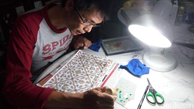 Mintorogo sedang mengerjakan motif batik untuk kotak cincin dan hantaran pernikahan Kahiyang. 