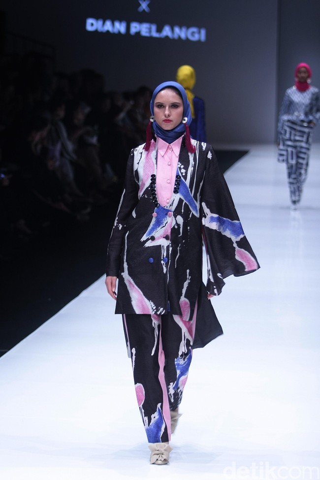Koleksi terbaru desainer Dian Pelangi yang mengangkat tema bertajuk Arsiran di Jakarta Fashion Week 2018. Senayan City, Jakarta, Minggu (22/10/2017). Foto: Mohammad Abduh/Wolipop