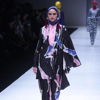 Koleksi terbaru desainer Dian Pelangi yang mengangkat tema bertajuk Arsiran di Jakarta Fashion Week 2018. Senayan City, Jakarta, Minggu (22/10/2017). Foto: Mohammad Abduh/Wolipop