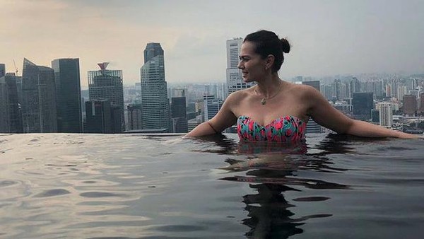 Catherine Wilson Makin Seksi, Syahrini Naik Pesawat Pribadi ke Eropa