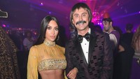 Kim Kardashian tampil seperti Cher saat berpose bersama rekannya. Neilson Barnard/Getty Images for Casamigos Tequila/detikFoto.