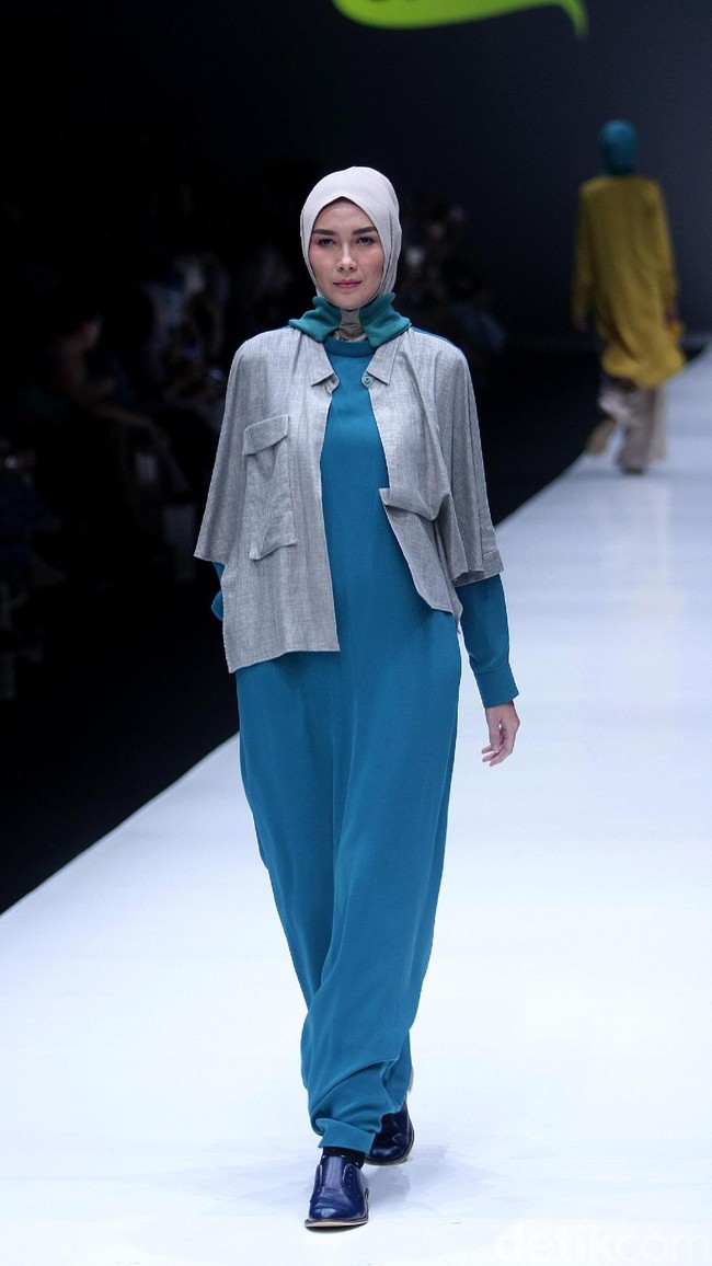 koleksi terbaru L.tru dan Mice Cartoon menampilkan koleksi busana cerah bersiluet simpel dan elegan. Yang mengangkat tema Dear Women di Jakarta Fashion Week 2018, Senayan City, Jakarta. Foto: Mohammad Abduh/Wolipop
