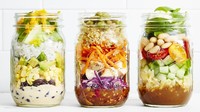 Salad in a jar ditujukan untuk pelaku hidup sehat. Komponen salad disusun bertumpuk sehingga kelihatan Instagramable. Foto: Istimewa