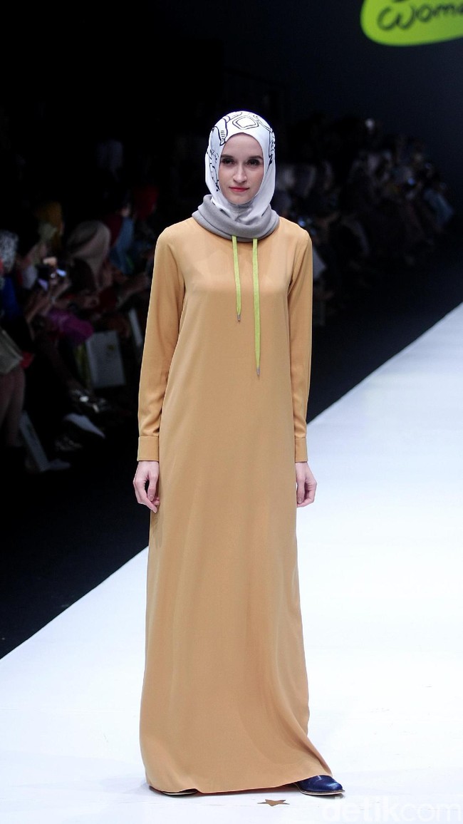 koleksi terbaru L.tru dan Mice Cartoon menampilkan koleksi busana cerah bersiluet simpel dan elegan. Yang mengangkat tema Dear Women di Jakarta Fashion Week 2018, Senayan City, Jakarta. Foto: Mohammad Abduh/Wolipop