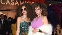 Lebih jadul lagi, Amal Clooney dan Cindy Crawford memilih ksotum glamour di era 70an. Michael Kovac/Getty Images for Casamigos Tequila/detikFoto.