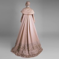 Detail yang tersemat bukan hanya berupa kristal Swarovski tapi juga embroidery cantik bermotif batik Parang. Di antara corak bordir tersebut, hadir pula sematan detail berbentuk bunga anggrek khas Indonesia.  Foto: Dok. Shafira