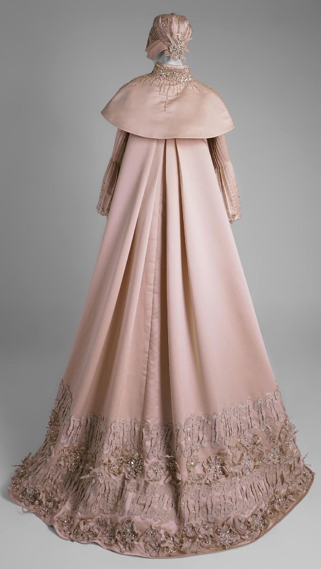 Detail yang tersemat bukan hanya berupa kristal Swarovski tapi juga embroidery cantik bermotif batik Parang. Di antara corak bordir tersebut, hadir pula sematan detail berbentuk bunga anggrek khas Indonesia.  Foto: Dok. Shafira