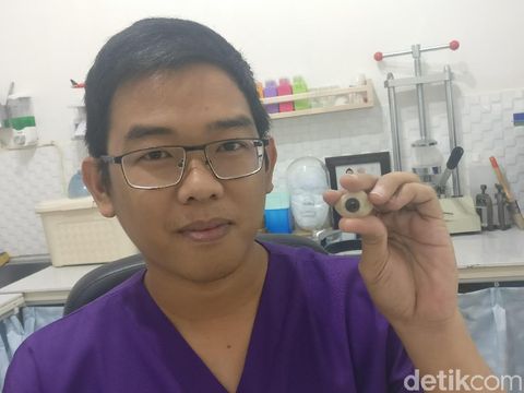 Salah satu contoh mata palsu yang dibuat Ridwan.