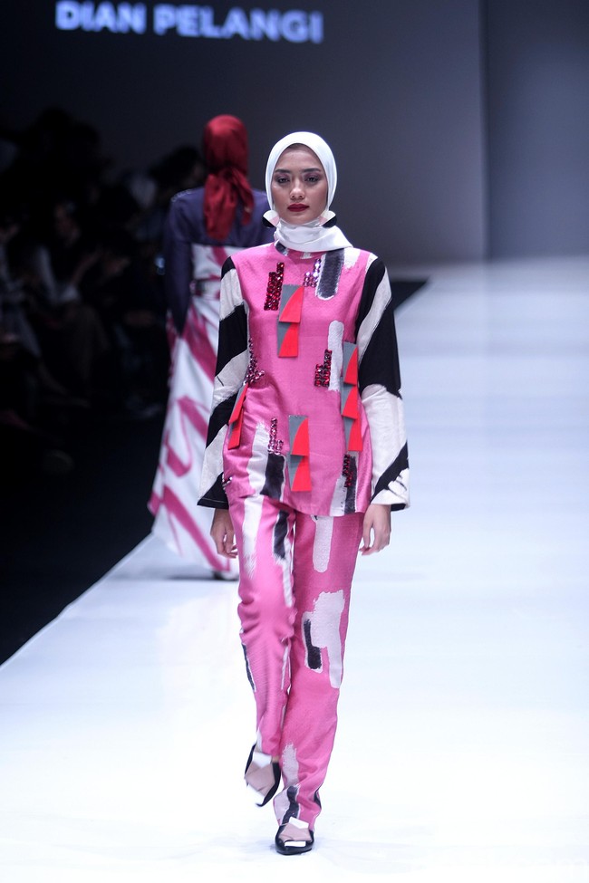 Koleksi terbaru desainer Dian Pelangi yang mengangkat tema bertajuk Arsiran di Jakarta Fashion Week 2018. Senayan City, Jakarta, Minggu (22/10/2017). Foto: Mohammad Abduh/Wolipop