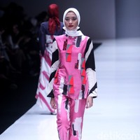 Koleksi terbaru desainer Dian Pelangi yang mengangkat tema bertajuk Arsiran di Jakarta Fashion Week 2018. Senayan City, Jakarta, Minggu (22/10/2017). Foto: Mohammad Abduh/Wolipop