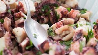 Insalata di polpo atau gurita rebus populer di sepanjang pantai Italia. Kebanyakan restoran menyajikannya sebagai makanan pembuka dalam bentuk salad.  