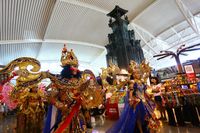  Kostum yang meriah dipertontonkan kepada penumpang (David/detikTravel)