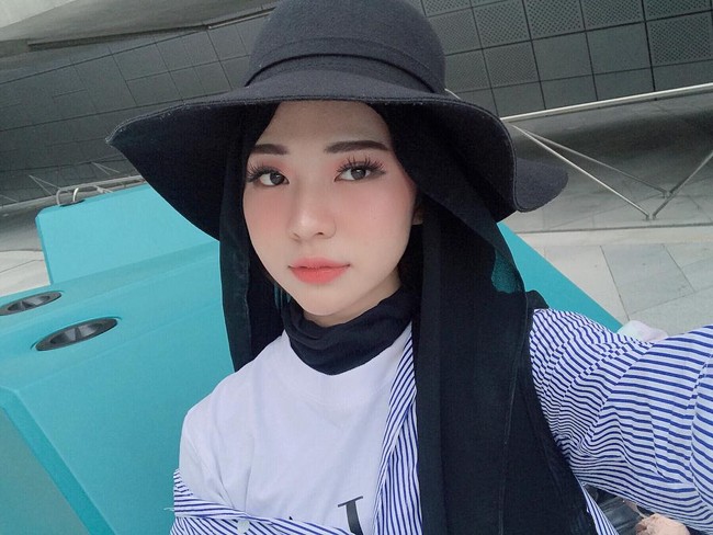 Cantiknya Adira Salahudi ketika memadukan kerudung dengan floppy hat. Coba tambahkan ciput ninja agar leher tak terekspos ketika ingin meniru gaya Adira. Foto: Dok. Instagram @adirasalahudi