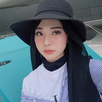 Cantiknya Adira Salahudi ketika memadukan kerudung dengan floppy hat. Coba tambahkan ciput ninja agar leher tak terekspos ketika ingin meniru gaya Adira. Foto: Dok. Instagram @adirasalahudi
