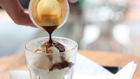 Caffe affogato memadukan dua hal terbaik. Ada satu shot espresso yang dituangkan ke satu sekop es krim.  
