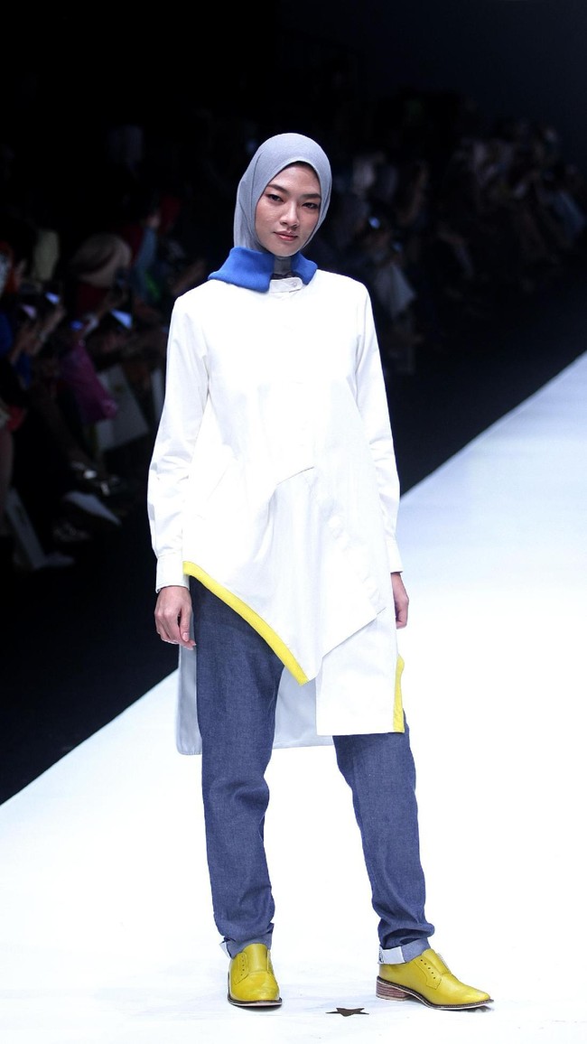 koleksi terbaru L.tru dan Mice Cartoon menampilkan koleksi busana cerah bersiluet simpel dan elegan. Yang mengangkat tema Dear Women di Jakarta Fashion Week 2018, Senayan City, Jakarta. Foto: Mohammad Abduh/Wolipop